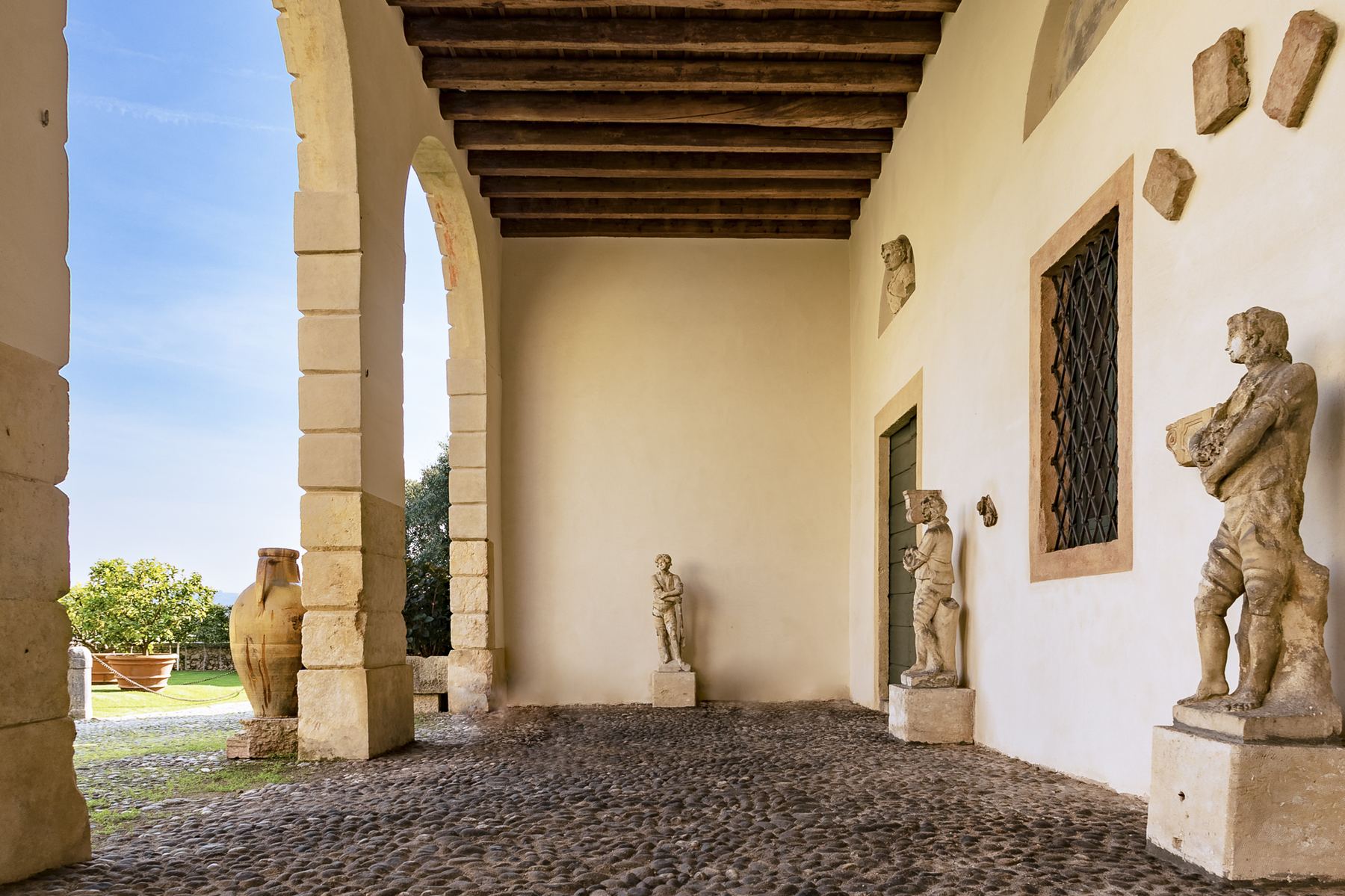 Gli archi della barchessa del Seicento