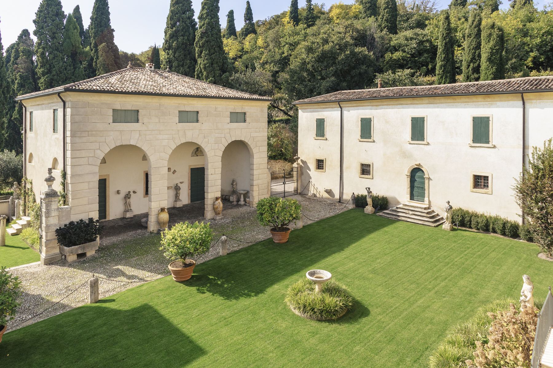 Veduta dall'alto della corte principale con il prato e la torretta