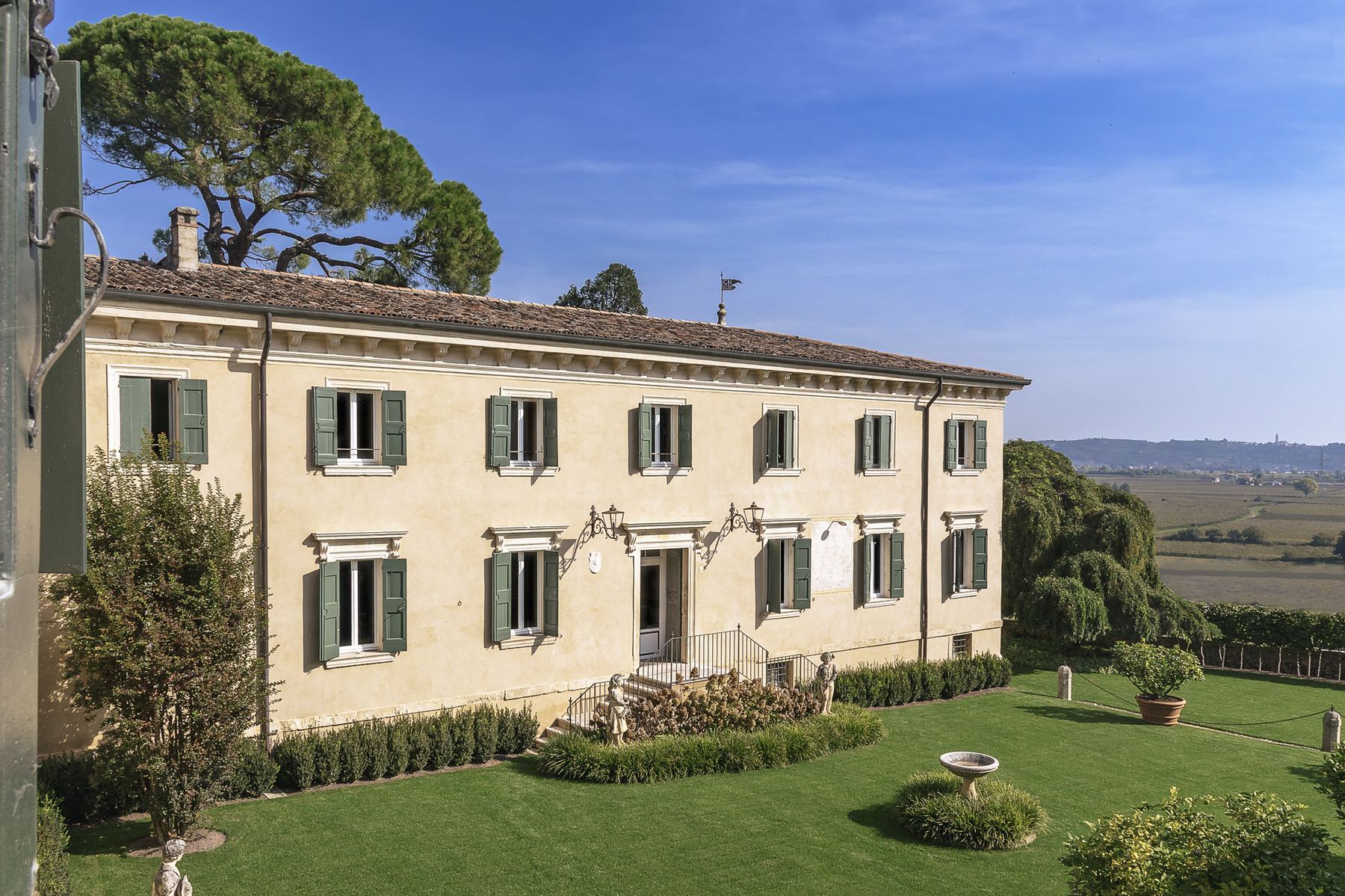 Facciata principale della villa